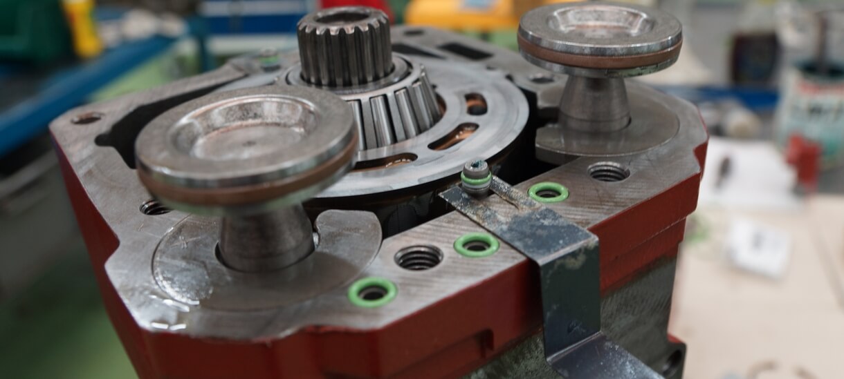 Gros plan sur un moteur à pistons hydraulique Linde